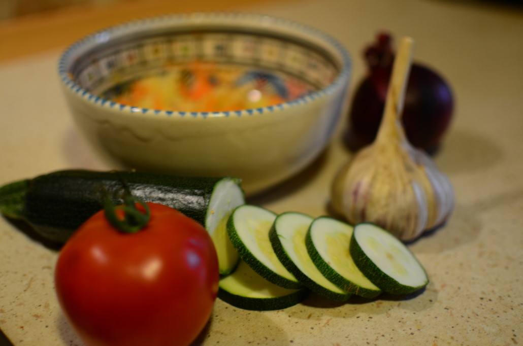Szybkie pełnoziarniste placuszki warzywne z pomidorami, cukinią i marchewką
