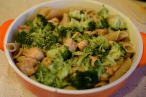 Fit zapiekanka z kurczakiem i brokułami