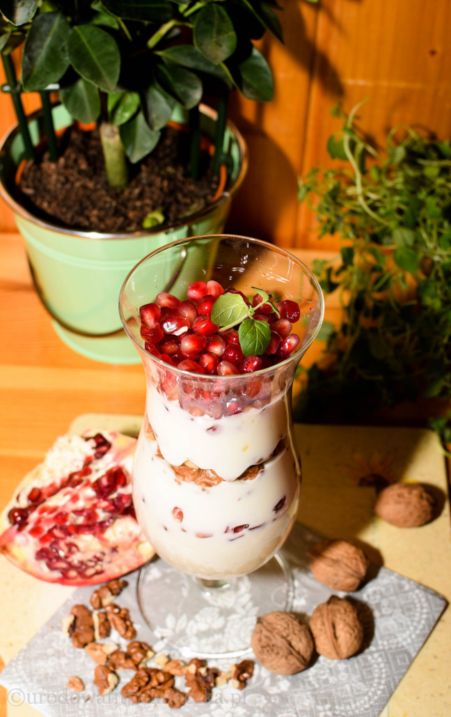 Dietetyczny deser jogurtowy z orzechami