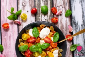fit-szybki-makaron-na-diecie-z-mozzarella-wege-insulinooporność-dietetyk-dietetyczny-przepis-wegetariański