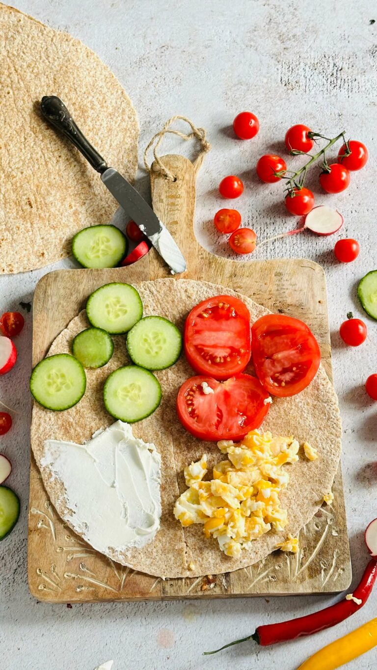 Tortilla z awokado i jajkiem Dieta dla zabieganych Tosty z jajkiem i sałatką Dietetycznie Zakręcona Paula Jamróz